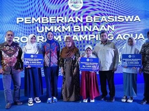 Bantu Ringankan Beban Ekonomi, AQUA Beri 1.100 Sembako ke Warga Sukabumi