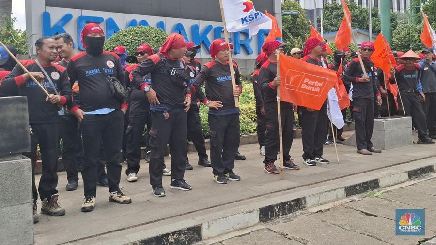 Buruh demo di Kemnaker. (CNBC Indonesia/Chandra Dwi)