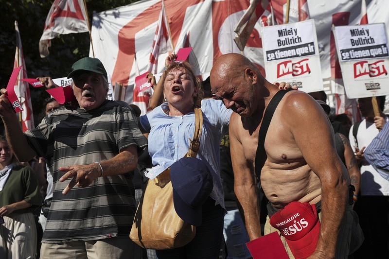 Demo di luar Kongres Nasional saat protes mingguan di Buenos Aires, Argentina, Rabu (19/3/2025). (REUTERS/Agustin Marcarian)