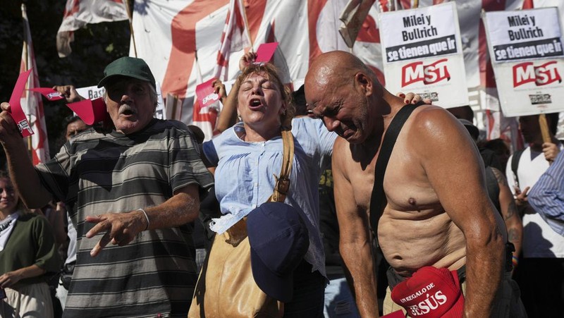 Demo di luar Kongres Nasional saat protes mingguan di Buenos Aires, Argentina, Rabu (19/3/2025). (REUTERS/Agustin Marcarian)
