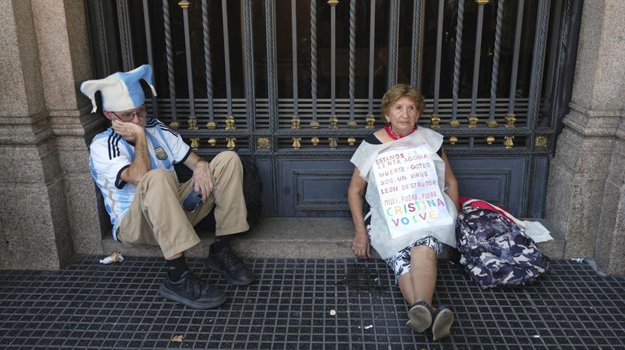Demo di luar Kongres Nasional saat protes mingguan di Buenos Aires, Argentina, Rabu (19/3/2025). (REUTERS/Agustin Marcarian)