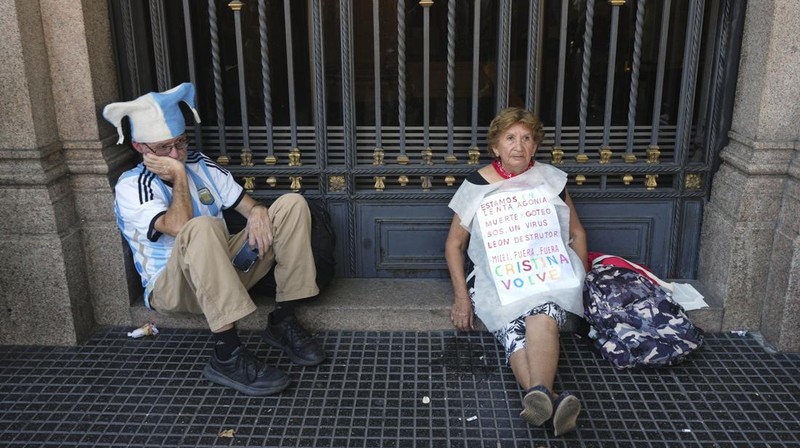 Demo di luar Kongres Nasional saat protes mingguan di Buenos Aires, Argentina, Rabu (19/3/2025). (REUTERS/Agustin Marcarian)