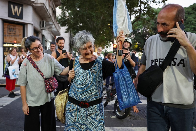 Demo di luar Kongres Nasional saat protes mingguan di Buenos Aires, Argentina, Rabu (19/3/2025). (REUTERS/Agustin Marcarian)