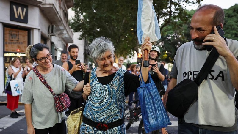 Demo di luar Kongres Nasional saat protes mingguan di Buenos Aires, Argentina, Rabu (19/3/2025). (REUTERS/Agustin Marcarian)