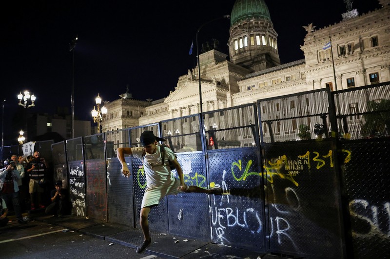 Demo di luar Kongres Nasional saat protes mingguan di Buenos Aires, Argentina, Rabu (19/3/2025). (REUTERS/Agustin Marcarian) Demo di luar Kongres Nasional saat protes mingguan di Buenos Aires, Argentina, Rabu (19/3/2025). (REUTERS/Agustin Marcarian)