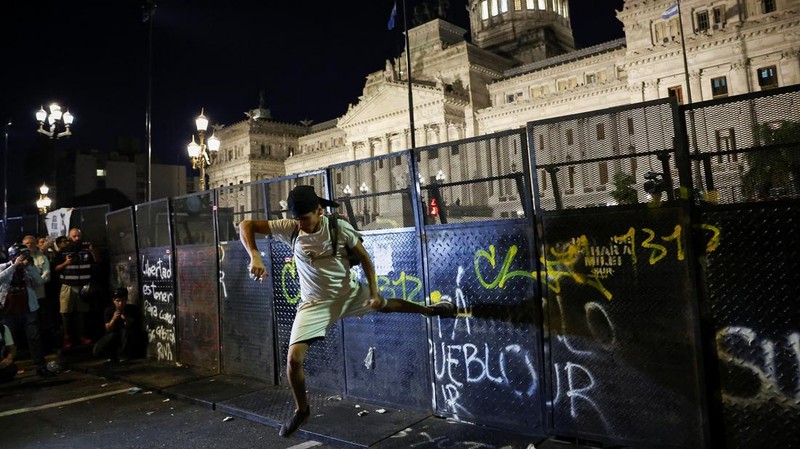 Demo di luar Kongres Nasional saat protes mingguan di Buenos Aires, Argentina, Rabu (19/3/2025). (REUTERS/Agustin Marcarian)