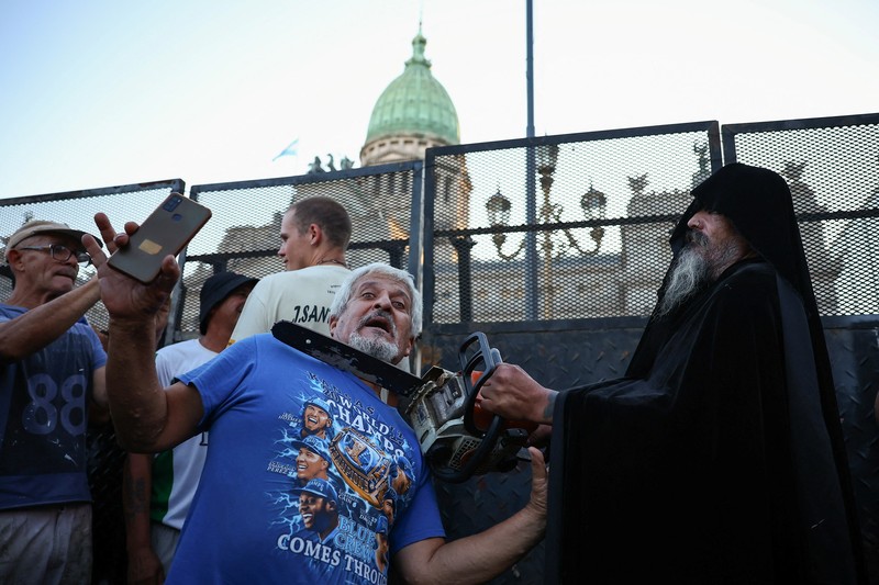 Demo di luar Kongres Nasional saat protes mingguan di Buenos Aires, Argentina, Rabu (19/3/2025). (REUTERS/Agustin Marcarian)