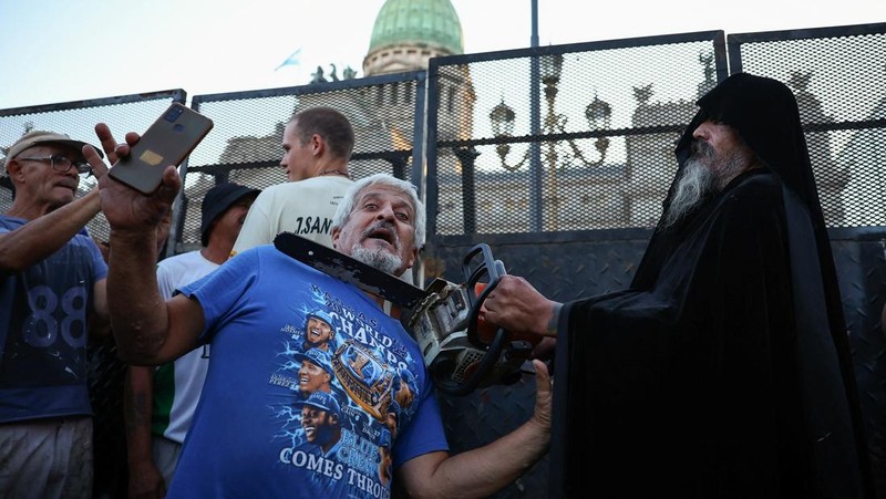 Demo di luar Kongres Nasional saat protes mingguan di Buenos Aires, Argentina, Rabu (19/3/2025). (REUTERS/Agustin Marcarian)
