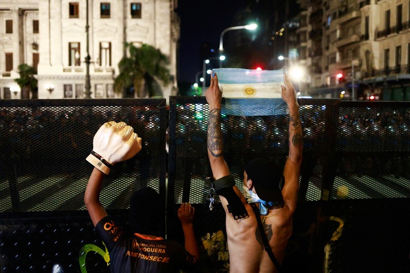 Demo di luar Kongres Nasional saat protes mingguan di Buenos Aires, Argentina, Rabu (19/3/2025). (REUTERS/Agustin Marcarian)