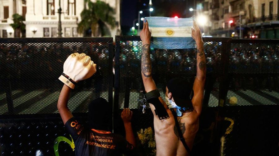 Demo di luar Kongres Nasional saat protes mingguan di Buenos Aires, Argentina, Rabu (19/3/2025). (REUTERS/Agustin Marcarian)