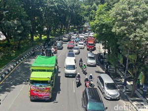 Jalan Darmo Ditutup, Massa Aksi-Pengendara Dialihkan Lewat Jalan Diponegoro