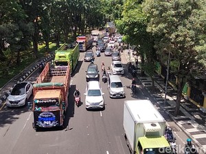 Demo Tolak Kebijakan Pembatasan Angkutan Barang: Sopir-sopir Mangan Karak Ta!