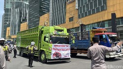 Puluhan Truk Masuk Bundaran Waru Lalu Konvoi di Kawasan Frontage A Yani