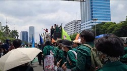 Video Mahasiswa Demo Tolak RUU TNI di Depan Gedung DPR