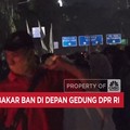 Video: Tolak UU TNI, Massa Bakar Ban di Depan Gedung DPR RI