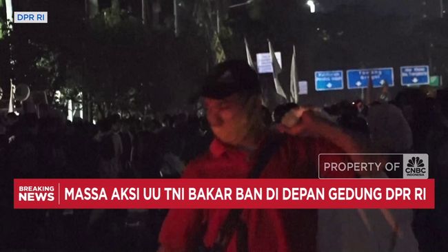 Tolak UU TNI, Massa Bakar Ban di Depan Gedung DPR RI