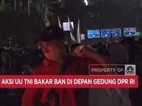 Video: Tolak UU TNI, Massa Bakar Ban di Depan Gedung DPR RI