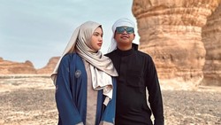 Dustin Tiffani Minta Doa Momongan Saat Umrah Bareng Istri