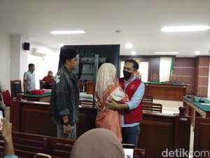 Fenny Frans Menangis Usai Suami Jalani Sidang Kasus Skincare Merkuri