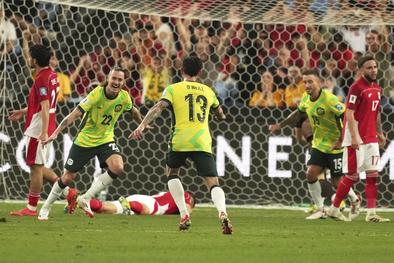 Jackson Irvine dari Australia, kedua dari kiri, merayakan gol ketiga timnya melawan Indonesia selama pertandingan kualifikasi Piala Dunia di Stadion Sepak Bola Sydney, Sydney, Australia, Kamis, 20 Maret 2025. Jackson Irvine dari Australia, kedua dari kiri, merayakan gol ketiga timnya melawan Indonesia selama pertandingan kualifikasi Piala Dunia di Stadion Sepak Bola Sydney, Sydney, Australia, Kamis, 20 Maret 2025. (AP Photo/Mark Baker)