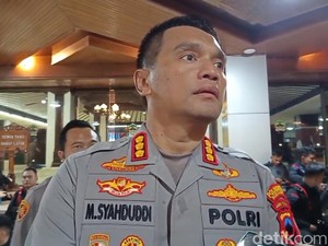 Massa BEM Se-Semarang Raya di DPRD Jateng Membubarkan Diri