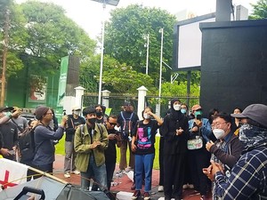 Reaksi Massa di Luar Gerbang DPR Usai RUU TNI Disahkan