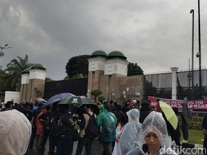 Hujan Turun, Massa Aksi Tolak RUU TNI Tetap Bertahan di Depan DPR