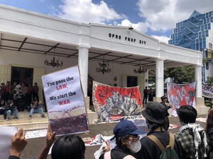 Massa Berbaju Hitam Geruduk Gedung DPRD DIY Tolak UU TNI
