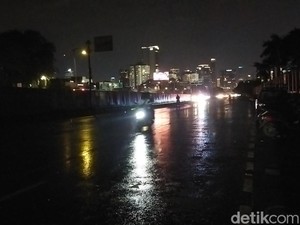 Massa Aksi Tolak RUU TNI Bubar, Lalin Depan DPR Kembali Dibuka