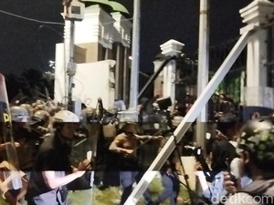 Video: Penampakan Gedung DPR RI Seusai Demo, Pagar Jebol-Tembok Penuh Coretan