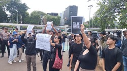 Massa Tolak Revisi UU TNI Demo di Gerbang Depan DPR, Ancam Gugat ke MK