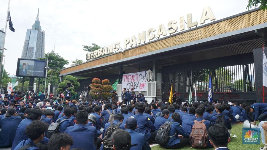 Massa Demo Tolak RUU TNI di DPR RI membakar di depan gerbang Pancasila Gedung DPR RI, Jakarta, Kamis, (20/3/2025). (վ/Muhammad Sabki)