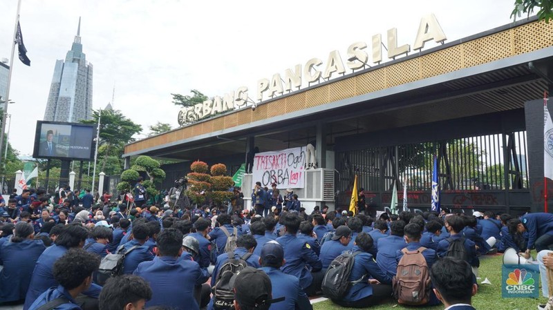 Massa Demo Tolak RUU TNI di DPR RI membakar di depan gerbang Pancasila Gedung DPR RI, Jakarta, Kamis, (20/3/2025). (վ/Muhammad Sabki)