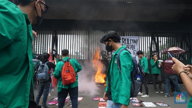 Massa Demo Tolak RUU TNI di DPR RI membakar di depan gerbang Pancasila Gedung DPR RI, Jakarta, Kamis, (20/3/2025). (վ/Muhammad Sabki)