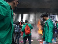 Potret Massa Aksi Demo Tolak Revisi UU TNI di Depan dan Belakang DPR