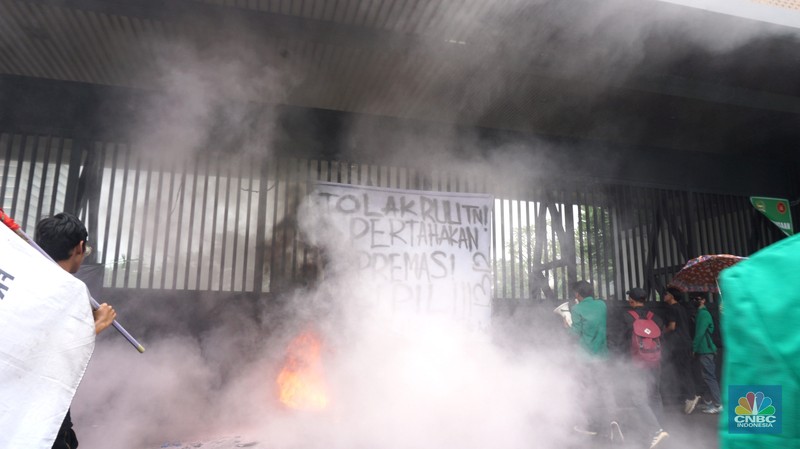 Massa Demo Tolak RUU TNI di DPR RI membakar di depan gerbang Pancasila Gedung DPR RI, Jakarta, Kamis, (20/3/2025). Massa Demo Tolak RUU TNI di DPR RI membakar di depan gerbang Pancasila Gedung DPR RI, Jakarta, Kamis, (20/3/2025). (²©²ÊÍøÕ¾/Muhammad Sabki)