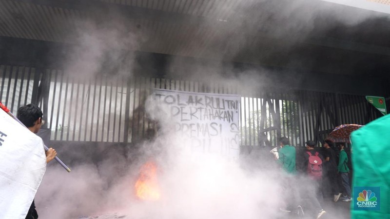 Massa Demo Tolak RUU TNI di DPR RI membakar di depan gerbang Pancasila Gedung DPR RI, Jakarta, Kamis, (20/3/2025). (վ/Muhammad Sabki)