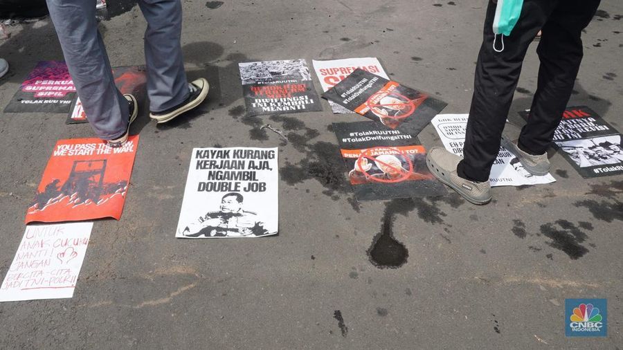 Massa Demo Tolak RUU TNI di DPR RI membakar di depan gerbang Pancasila Gedung DPR RI, Jakarta, Kamis, (20/3/2025). (վ/Muhammad Sabki)