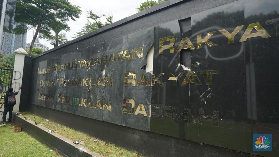 Massa Demo Tolak RUU TNI di DPR RI membakar di depan gerbang Pancasila Gedung DPR RI, Jakarta, Kamis, (20/3/2025). (վ/Muhammad Sabki)
