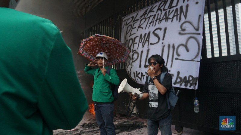 Massa Demo Tolak RUU TNI di DPR RI membakar di depan gerbang Pancasila Gedung DPR RI, Jakarta, Kamis, (20/3/2025). Massa Demo Tolak RUU TNI di DPR RI membakar di depan gerbang Pancasila Gedung DPR RI, Jakarta, Kamis, (20/3/2025). (²©²ÊÍøÕ¾/Muhammad Sabki)