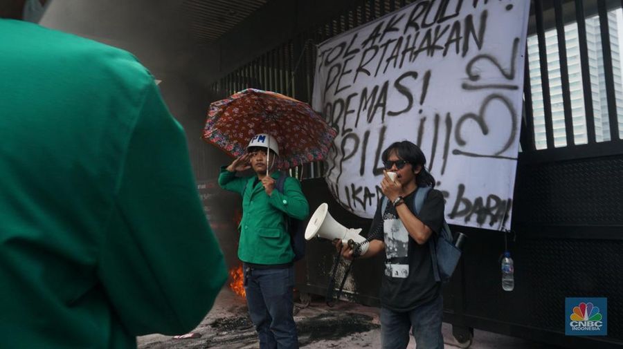 Massa Demo Tolak RUU TNI di DPR RI membakar di depan gerbang Pancasila Gedung DPR RI, Jakarta, Kamis, (20/3/2025). (վ/Muhammad Sabki)