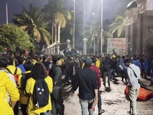 Massa Aksi Tolak RUU TNI Masih Bertahan di Depan DPR