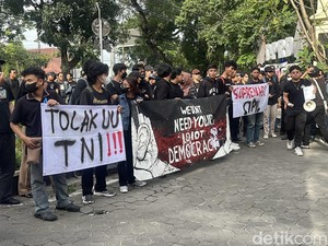 Massa Protes Pengesahan Revisi UU TNI Gelar Aksi di DPRD Solo