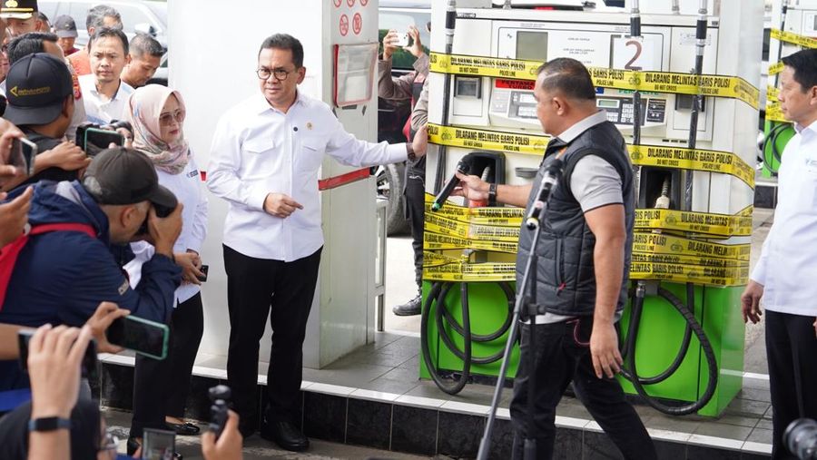 Menteri Perdagangan (Mendag) Budi Santoso melakukan ekspose keempat mesin pompa ukur itu dilakukan di sebuah Stasiun Pengisian Bahan Bakar Umum (SPBU) di Kabupaten Bogor, Jawa Barat, pada Rabu (19/3/2025). (Dok. Humas Kemendag)