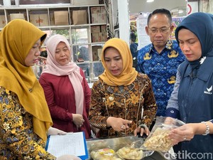Sidak Supermarket, Ning Ita Temukan 3 Camilan Terindikasi Mengandung Boraks