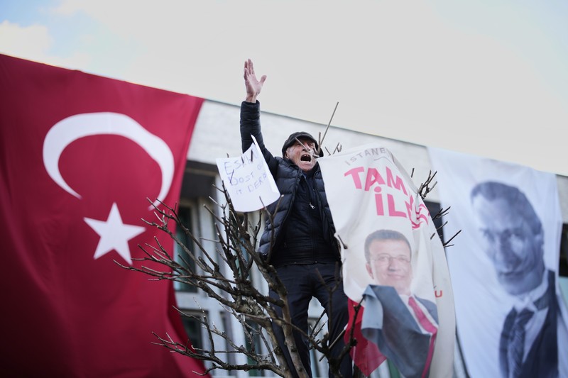 Pendukung Wali Kota Istanbul Ekrem Imamoglu berkumpul di luar gedung Pemerintah Kota Metropolitan Istanbul untuk memprotes penahanan Imamoglu, di Istanbul, Turki, 19 Maret 2025. Pendukung Wali Kota Istanbul Ekrem Imamoglu berkumpul di luar gedung Pemerintah Kota Metropolitan Istanbul untuk memprotes penahanan Imamoglu, di Istanbul, Turki, 19 Maret 2025. (REUTERS/Murad Sezer)