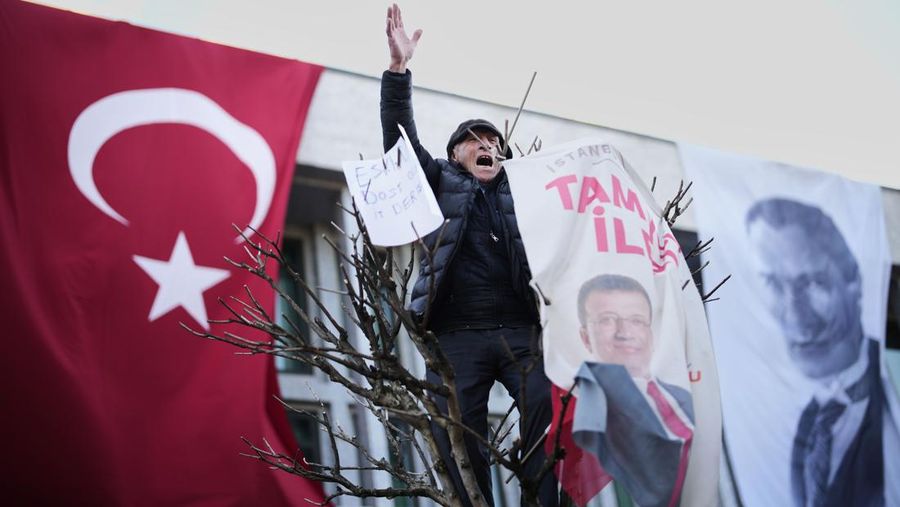 Pendukung Wali Kota Istanbul Ekrem Imamoglu berkumpul di luar gedung Pemerintah Kota Metropolitan Istanbul untuk memprotes penahanan Imamoglu, di Istanbul, Turki, 19 Maret 2025. (REUTERS/Murad Sezer)