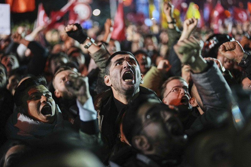Pendukung Wali Kota Istanbul Ekrem Imamoglu berkumpul di luar gedung Pemerintah Kota Metropolitan Istanbul untuk memprotes penahanan Imamoglu, di Istanbul, Turki, 19 Maret 2025. Pendukung Wali Kota Istanbul Ekrem Imamoglu berkumpul di luar gedung Pemerintah Kota Metropolitan Istanbul untuk memprotes penahanan Imamoglu, di Istanbul, Turki, 19 Maret 2025. (REUTERS/Murad Sezer)