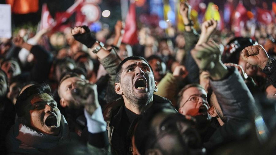 Pendukung Wali Kota Istanbul Ekrem Imamoglu berkumpul di luar gedung Pemerintah Kota Metropolitan Istanbul untuk memprotes penahanan Imamoglu, di Istanbul, Turki, 19 Maret 2025. (REUTERS/Murad Sezer)