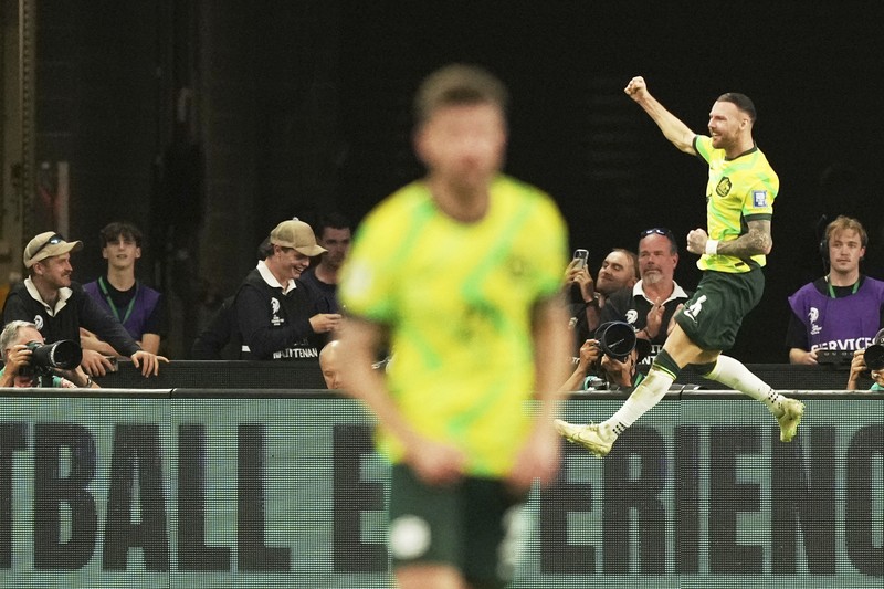 Jackson Irvine dari Australia, kedua dari kiri, merayakan gol ketiga timnya melawan Indonesia selama pertandingan kualifikasi Piala Dunia di Stadion Sepak Bola Sydney, Sydney, Australia, Kamis, 20 Maret 2025. Jackson Irvine dari Australia, kedua dari kiri, merayakan gol ketiga timnya melawan Indonesia selama pertandingan kualifikasi Piala Dunia di Stadion Sepak Bola Sydney, Sydney, Australia, Kamis, 20 Maret 2025. (AP Photo/Mark Baker)